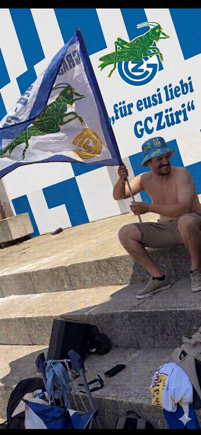 Lukas mit GC-Züri-Cap und Fahne – für eusi liebi GC Züri