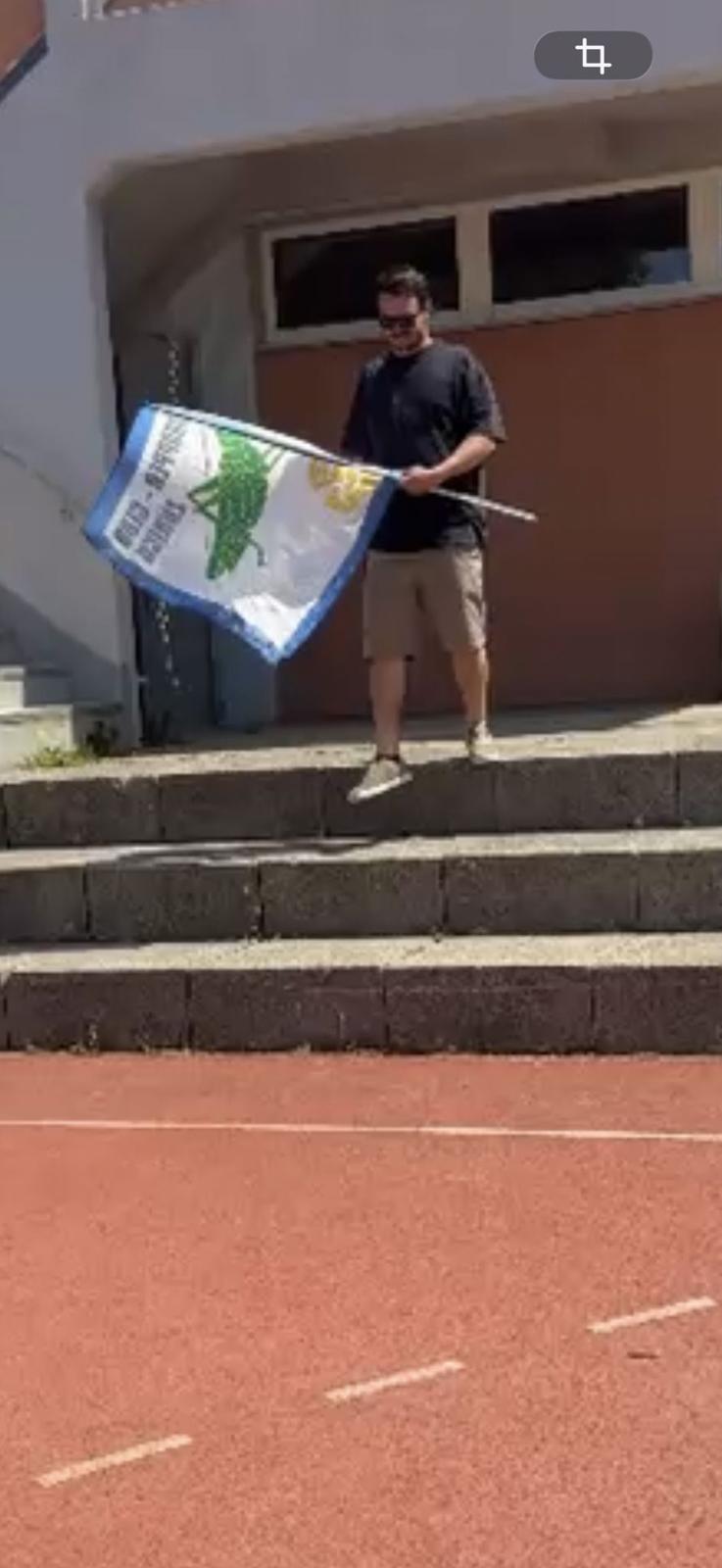 Lukas mit Grasshopper-Fahne auf der Treppe